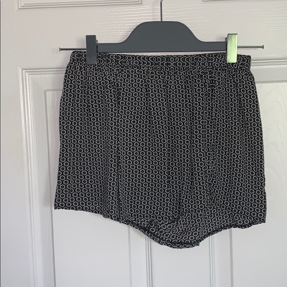 Brandy Melville floral shorts - Picture 2 of 3